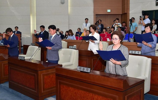 ▲ 횡성군의회 제8대 개원식에서 의원들이 선서를 하고 있는 모습.ⓒ횡성군의회 홈페이지 캡처