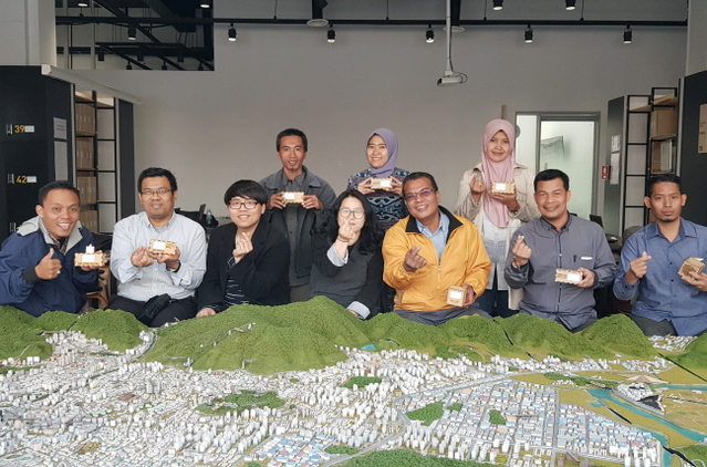 ▲ 연수생들이 3D프린터를 이용해 직접 제작한 제품을 들고 기념촬영을 하는 모습.ⓒ대가대