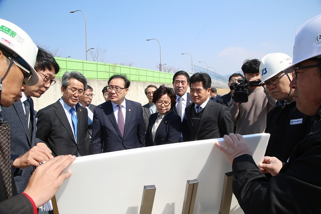 ▲ 대구시의회 건설교통위원회가 동구 안심뉴타운 개발사업 현장을 방문해 현황을 듣고 있다.ⓒ대구시의회