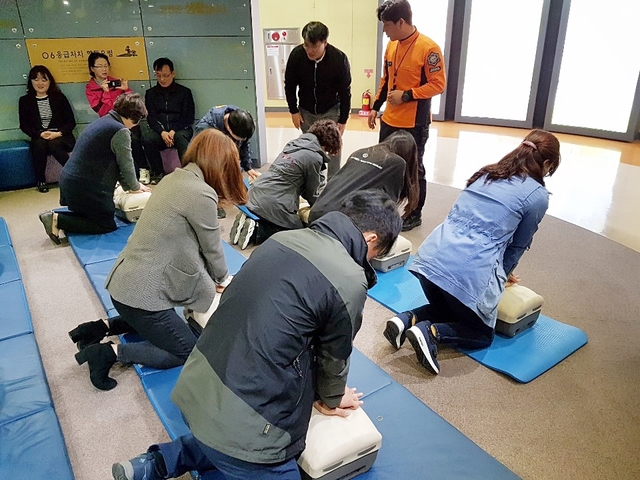 ▲ 경북우정청이 지난 21일 대구시민안전테마파크에서 재난대응 체험교육을 실시하고 있다.ⓒ경북우정청
