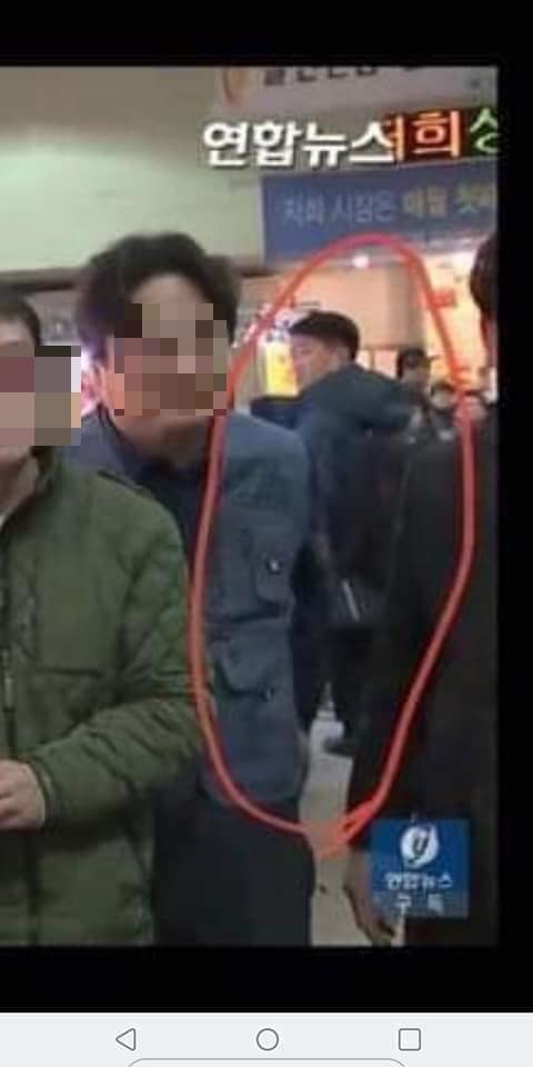 ▲ 하태경 바른미래당 의원이 24일 페이스북에 올린 사진. 하 의원은 문재인 대통령이 지난 22일 대구 칠성시장을 방문했을 때 청와대 경호처 직원으로 추정되는 남성이 기관단총을 들고 있는 것으로 보인다며 청와대에 진위 확인을 요구했다. @하태경 의원 페이스북