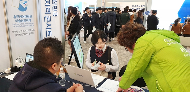 ▲ 고졸 인재 일자리 콘서트에 참가한 학생이 대구사이버대 부스에서 진학 상담을 받고 있다.ⓒ대구사이버대