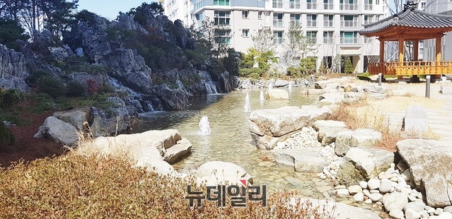 ▲ 24일 봄 기운이 완연해진 가운데 충북 청주시 상당구 단재로 중흥S클래스 아파트에는 분수를 트는 등 봄맞이가 한창이다.ⓒ김정원 기자