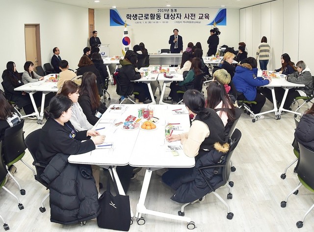 ▲ 이상천 시장이 동계 아르바이트에 참여한 학생들에게 인사말을 하고 있다.ⓒ제천시