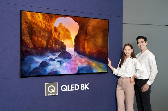▲ 삼성전자 모델들이 삼성 디지털프라자 삼성대치점에서 화질에서 스마트 기능까지 완전히 새로워진 2019년형 'QLED TV'를 소개하고 있다.ⓒ삼성전자