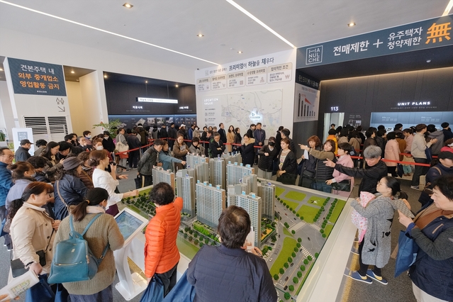 ▲ 지난 22일 견본주택을 오픈한 경산 중산 코오롱하늘채 메트로폴리스에 이른 아침부터 방문객 발길이 이어졌다.ⓒ코오롱하늘채