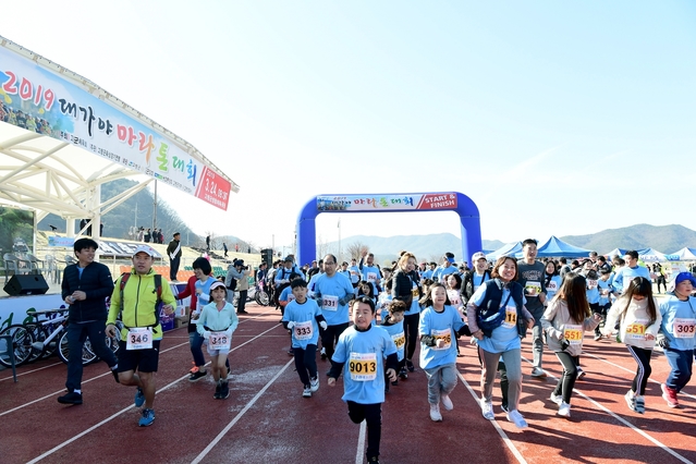 ▲ 지난 24일 마라톤 동호인과 지역민 등 900여명이 참가한 가운데 2019 대가야마라톤 대회가 열띤 경쟁속에 치러졌다.ⓒ고령군