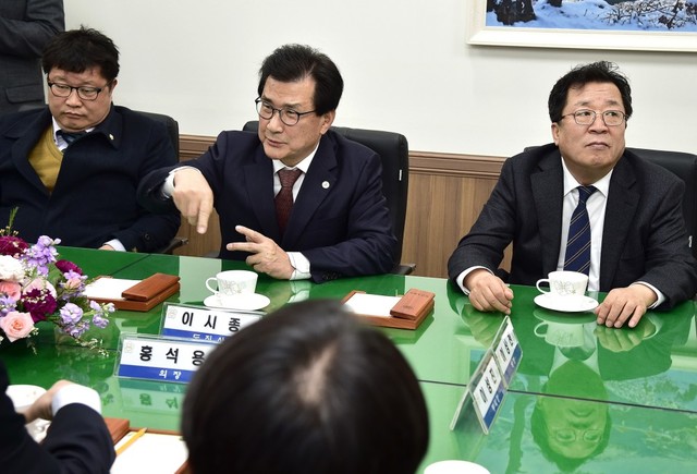 ▲ 지난 21일 제천시를 방문한 이시종 지사(가운데)가 충북선철도 고속화 사업을 설명하는 자리에서 이상천 제천시장(오른쪽)이 불편한 표정으로 이야기를 듣고 있는 모습.ⓒ제천시