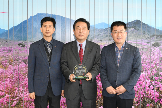 ▲ 김문오 달성군수(중간)가 지난 22일 국회 의원회관에서 열린 ‘2018 대한민국 지방자치단체 사회책임지수’ 평가 시상식에서 우수 지자체로 선정됐다.ⓒ달성군