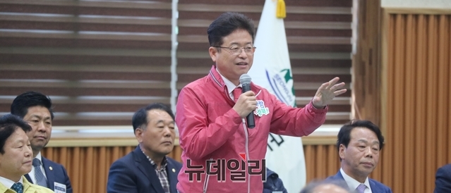 ▲ 이철우 경북도지사가 성주군의 최대 지역 현안이 ‘남부내륙철도’ 성주역사 유치와 관련해 “2억 원을 들여 연구용역을 발주해 역사 유치가 관철되도록 하겠다”고 말했다.ⓒ뉴데일리