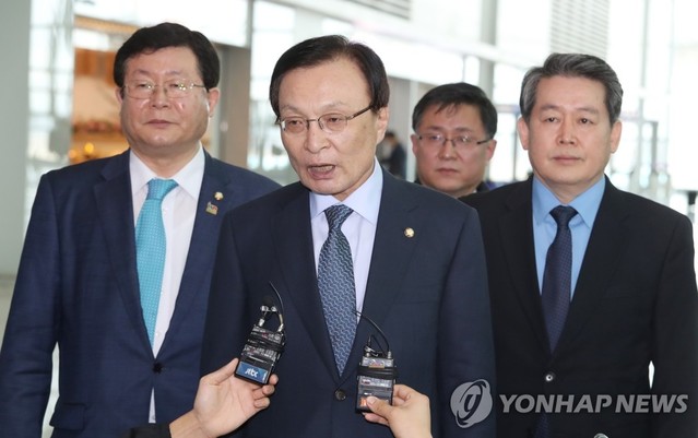 ▲ 더불어민주당 이해찬 대표가 25일 오전 인천공항을 통해 베트남으로 출국하기에 앞서 기자들의 질문에 답하고 있다. ⓒ연합뉴스