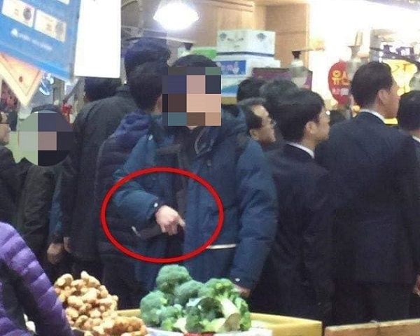 ▲ 하태경 바른미래당 의원이 24일 페이스북에 올린 사진. 하 의원은 문재인 대통령이 지난 22일 대구 칠성시장을 방문했을 때 청와대 경호처 직원으로 추정되는 남성이 기관단총을 들고 있는 것으로 보인다며 청와대에 진위 확인을 요구했다. @하태경 의원 페이스북