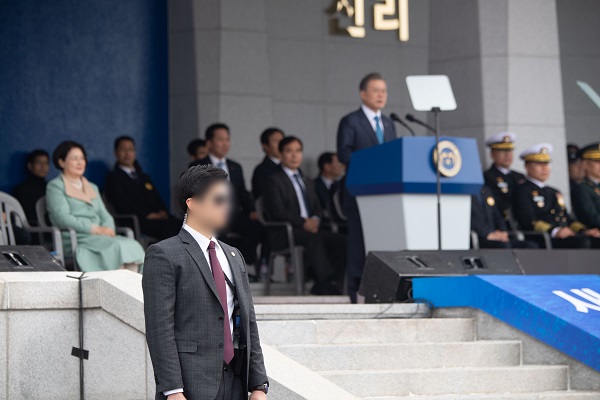 ▲ 지난 5일 문재인 대통령의 해군사관학교 졸업 및 임관식 현장. 양복 차림의 경호원 양복 안쪽으로 총기 탄창 부위와 어깨끈이 노출돼 있다.청와대는 24일 이 사진을 공개했다. ⓒ청와대