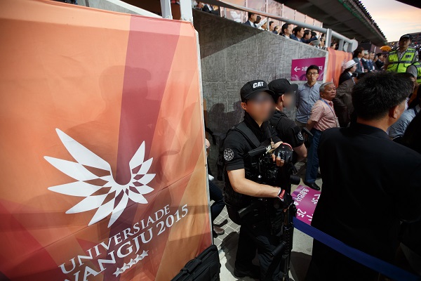 ▲ 박근혜 정부 때인 2015년 7월 3일 광주 월드컵경기장에서 열린 광주 유니버시아드대회 개막식. 청와대 경호처 소속 대통령 경호원들이 정복 차림으로 총기를 들고 있다. 사진은 청와대가 24일 공개했다.ⓒ청와대