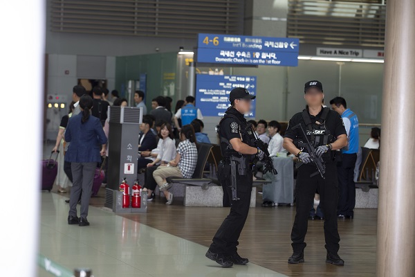 2016년 6월 29일 박근혜 대통령이 시간선택제 일자리 우수기업 방문을 위해 인천공항을 찾았을 당시 터미널 앞에서 경호원들이 경계를 서고 있다. 청와대는 24일 이 사진을 공개했다. ⓒ청와대