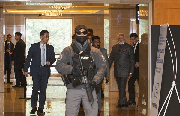 지난 2월 나렌드라 모디 인도 총리가 한국 국빈 방문 당시 머물렀던 호텔에서 청와대 경호원들이 경계를 서고 있다. 청와대는 24일 이 사진을 공개했다. ⓒ청와대