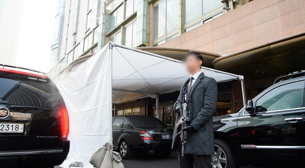 ▲ 지난 2월 나렌드라 모디 인도 총리가 한국 국빈 방문 당시 머물렀던 호텔에서 청와대 경호원들이 경계를 서고 있다. 청와대는 24일 이 사진을 공개했다.ⓒ