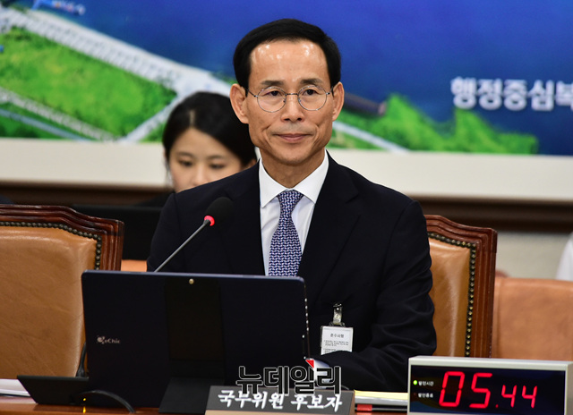 ▲ 최정호 국토교통부 장관 후보자가 25일 오전 국회 국토위 전체회의실에서 열린 인사청문회에서 의원들의 질문을 굳은 얼굴로 듣고 있다. 이종현 기자