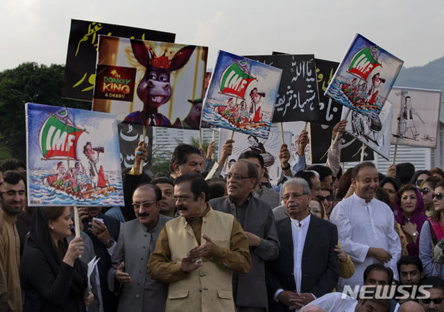 ▲ 지난해 10월 수도 이슬라마바드에서 구제금융 신청을 촉구하는 시위가 열렸다. 파키스탄은 중국 차관을 빌려 일대일로 사업을 벌이다 파산 위기에 처한 바 있다. ⓒ뉴시스 AP. 무단전재 및 재배포 금지.
