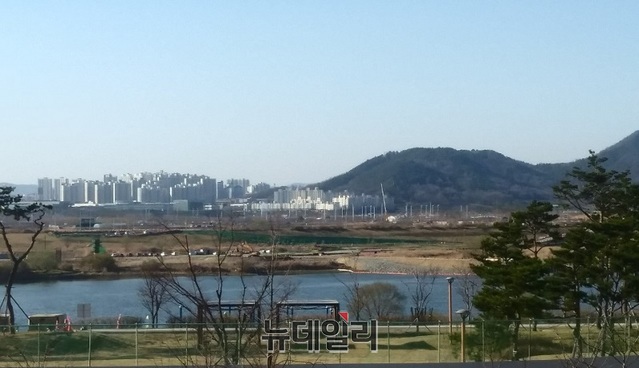 ▲ 25일 오후 세종시청 뒤편 금강변 주변이 한가로운 모습인 가운데 미세먼지 없는 비교적 맑은 하늘이 눈에 들어온다.ⓒ김동식 기자