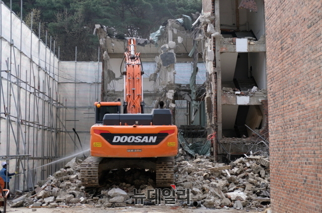 ▲ 11.15일 지진으로 전파 판정을 받은 환호동 대동빌라 건축물에 대한 철거공사가 추가로 진행하고 있다.ⓒ뉴데일리