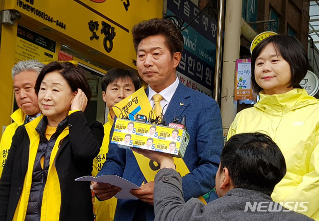 ▲ 경남 창원성산에서 치러질 4.3 보궐선거에서 좌파진영 단일후보로 확정된 정의당 여영국 후보. 여 후보가 25일 반송시장에서 기자회견을 하고 있다.ⓒ뉴시스