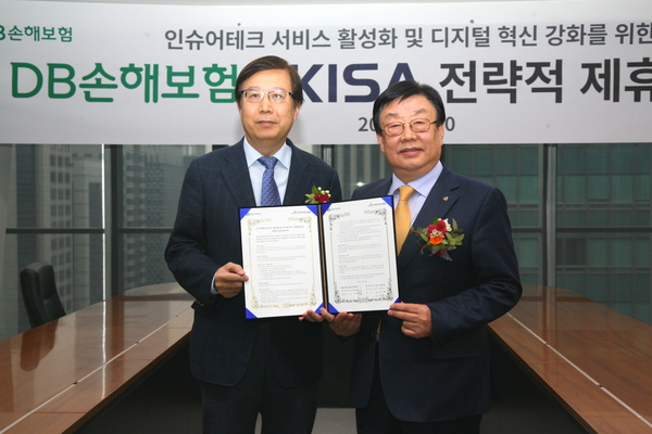 ▲ 김정남 DB손해보험 사장(오른쪽)과 김석환 한국인터넷진흥원장은 지난 2월 20일 강남구 DB금융센터에서 인슈어테크사업 협력을 위한 전략적 제휴를 체결하고 기념촬영하고 있다.ⓒDB손해보험