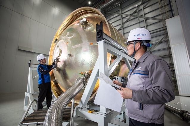 ▲ 한국항공우주산업(KAI)은 한국형발사체 1단 추진제탱크에 들어가는 산화제탱크 EM 시제품을 출고했다. ⓒKAI