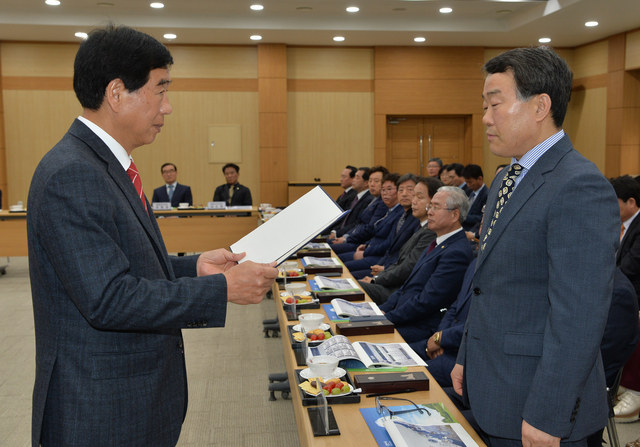 ▲ 경산시는 26일 시청대회의실에서 사회 각계각층에서 왕성한 활동으로 경산을 빛내고 있는 출향인사를 발굴해 시정운영의 참여를 도모하는 경산시 제3대 명예 읍‧면‧동장 위촉식을 가졌다.ⓒ경산시