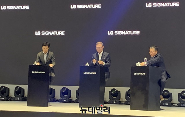 ▲ (왼쪽부터) 노창호 LG전자 디자인경영센터장(전무), 송대현 LG전자 H&A사업본부장(사장), 이감규 LG전자 에어솔루션사업부장(부사장). ⓒ뉴데일리 DB