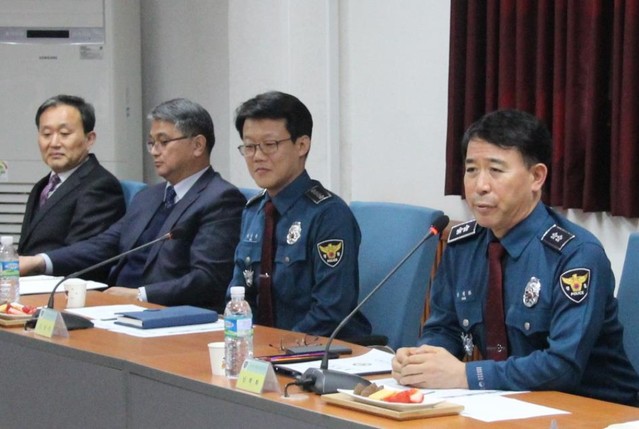 ▲ 남택화 충북지방경찰청장(오른쪽)이 26일 단양경찰서를 방문해 직원들과 간담회를 갖고 있다.ⓒ단양경찰서