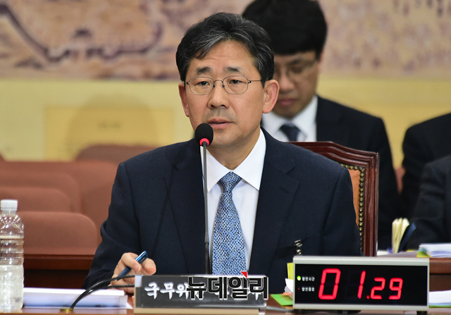 ▲ 박양우 문화체육관광부 장관 후보자가 26일 오전 국회 문화체육관광위원회에서 열린 인사청문회에서 의원들의 질문에 답하고 있다. ⓒ이종현 기자