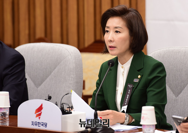 ▲ 곽상도 자유한국당 의원이 26일 오전 원내대책회의에서 나경원 원내대표의 발언을 듣고 있다.ⓒ박성원 기자