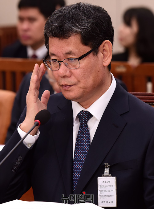 ▲ 김연철 통일부장관 후보자가 26일 오후 국회 외교통일위원회 전체회의실에서 열린 인사청문회에서 출석해 안경을 고쳐쓰고 있다.ⓒ박성원 기자