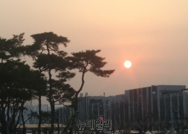 ▲ 지난 25일 저녁 세종시청 뒤편 금강변 하늘에 저녁노을이 장관을 이루고 있다.ⓒ김동식 기자