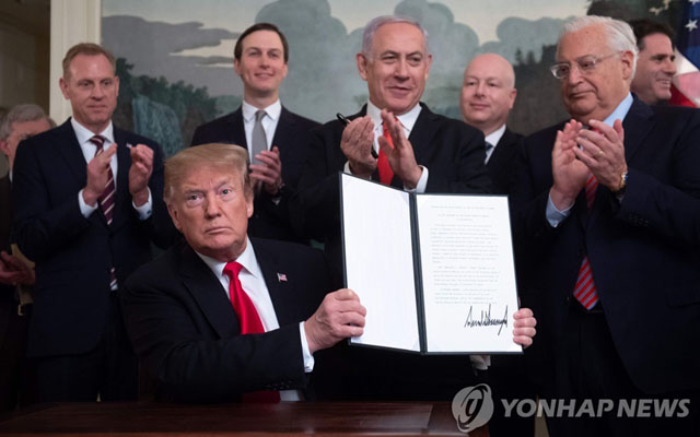 ▲ 하마스가 이스라엘 텔아비브의 민가를 공격할 때 벤냐민 네타냐후 총리는 도널드 트럼프 미 대통령이 '골란 고원의 주권은 이스라엘에 있다'는 포고문에 서명하는 모습을 지켜보고 있었다. ⓒ연합 AFP. 무단전재 및 재배포 금지.