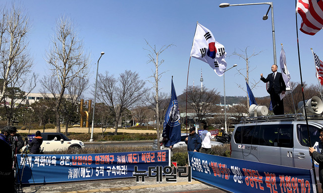 ▲ 구호 외치는 민중홍 태극기혁명국민운동본부 사무총장ⓒ신세인 기자