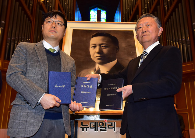 ▲ 김명섭 연세대 이승만연구원장은 이승만 전집 중 첫 세 권을 신철식 기념사업회 회장에게 전달했다.ⓒ정상윤 기자