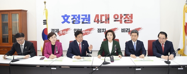 ▲ 이철우 경북도지사(왼쪽 세번째)가 26일 나경원 자유한국당 원내대표(왼쪽 네번째)를 찾아 포항지진특별법 제정을 촉구하고 있다.ⓒ경북도