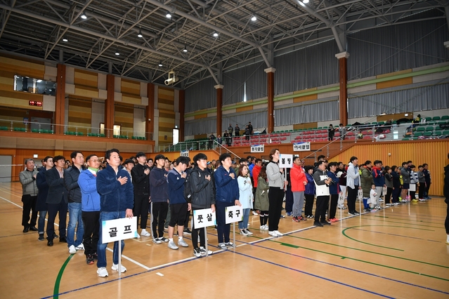 ▲ 청도군체육회가 주최하고 가맹경기단체가 주관하는 2019 청도군수배 종목별 체육대회가 1200여명의 선수와 임원이 참가한 가운데 실내체육관에서 열렸다.ⓒ청도군