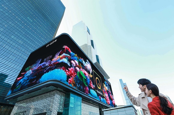 ▲ 삼성전자가 2019년형 'QLED 8K' TV 출시를 기념해 25일부터 코엑스 일대 옥외광고 자유표시구역의 '케이팝 스퀘어'와 '현대백화점 무역센터점'에 독창적 디지털 사이니지 광고를 해 주목 받고 있다.ⓒ삼성전자