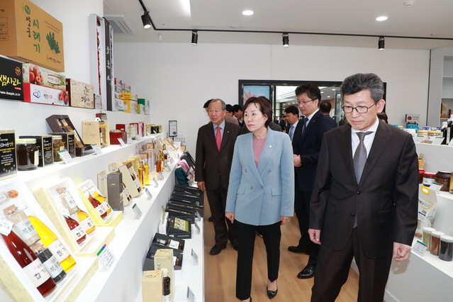 ▲ 예천군은 지역 농·특산물 판로 개척과 유통망 구축을 위해 예천 농·특산물 홍보관 개관 및 인터넷 쇼핑몰 ‘예천장터’를 새롭게 개편해 26일 오후 4시 오픈식을 가졌다.ⓒ예천군