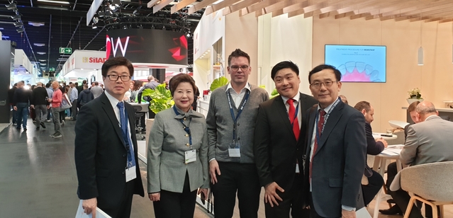 ▲ 대구보건대 남성희 총장(왼쪽 두 번째)과 방문단이 14일 독일 퀼른에서 개최된 ‘2019 국제 치과기자재 전시회(IDS)’에서 관계자(뒤셀도르프 CA DIGITAL GmbH)들과 의견을 교환하고 기념 사진을 촬영하고 있다.ⓒ대구보건대