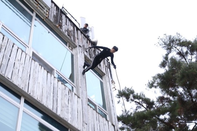 ▲ 뮤지컬 '그날들' 실제 레펠 훈련 모습.ⓒ인사이트엔터테인먼트