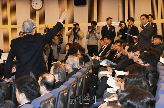 ▲ 27일 열린 대한항공 주주총회장에서 채이배 민주당 의원과 일부 주주들이 주총 진행을 두고 실랑이를 벌였다ⓒ박성원 기자