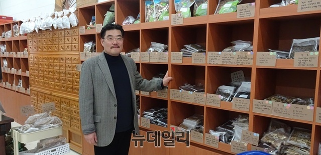 ▲ 만물상회 김홍은씨가 목재로 만든 진열장 제품을 설명해 주고 있다.ⓒ박근주 기자