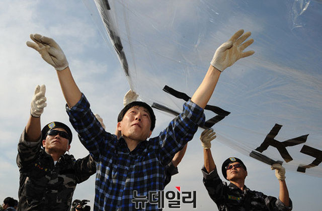 ▲ 대북전단을 살포하는 박상학 자유북한운동연합 대표. 현재 탈북인권단체 총연합회 상임대표도 맡고 있다. ⓒ뉴데일리 DB.