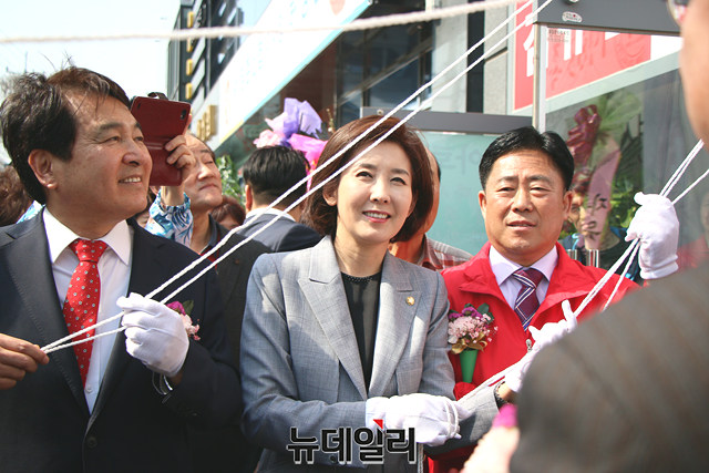 ▲ 27일 김규환 의원이 개소식에서 현판식을 진행하고 있다.(사진 왼쪽부터 심재철 의원, 나경원 원내대표, 김규환 의원)ⓒ뉴데일리