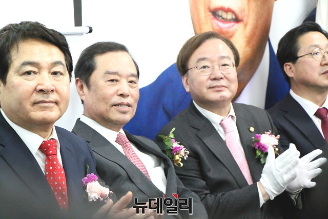 ▲ 김규환 의원 개소식에 참석한 심재철 의원, 김병준 비대위원장, 강효상 의원이 개소식 진행에 앞서 인사하고 있다.ⓒ뉴데일리