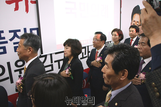 ▲ 개소식에 참석한 정종섭 의원, 김순례 최고위원, 이주영 국회부의장, 나경원 원내대표, 심재철 의원이 국민의례를 하고 있다.ⓒ뉴데일리